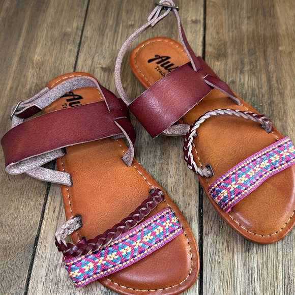 NWOT Austin Trading Co Girls Boho Leather Ankle Strap Embroidered Sandal / Sz 1 - Picture 2 of 9